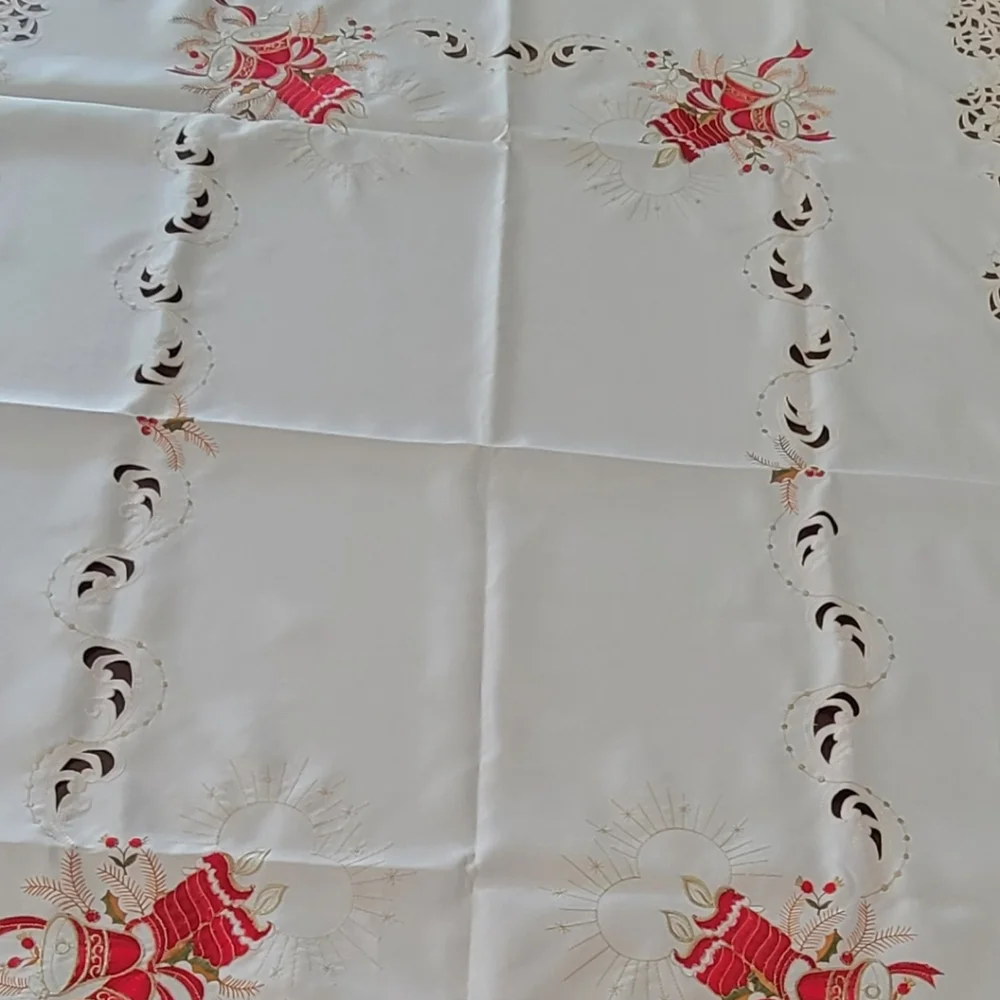 BEAUTIFUL BRAND NEW INBROIDERY TABLECLOTHS 38X56 INCHES
